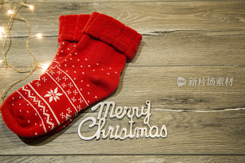 季节性的冬天袜子由圣诞节装饰