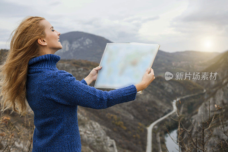 女性旅行者使用地理地图