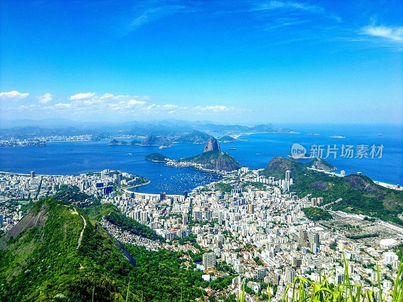 鸟瞰图的里约热内卢城市景观和甜面包山，巴西