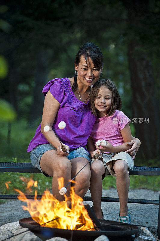 妈妈和女儿在篝火上