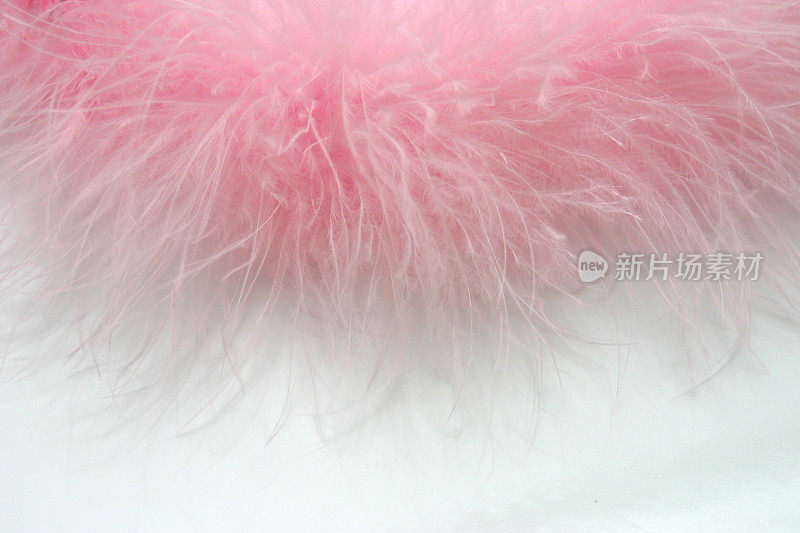 一个抽象的“蓬松的”粉色皮草发饰