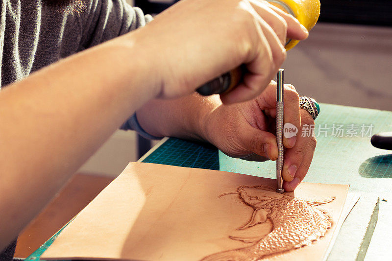 中国皮匠正在制作皮革图案