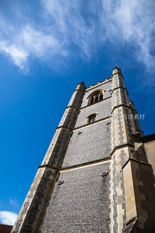 英格兰艾塞克斯的圣玛丽德汉姆教区教堂沐浴着春天的阳光