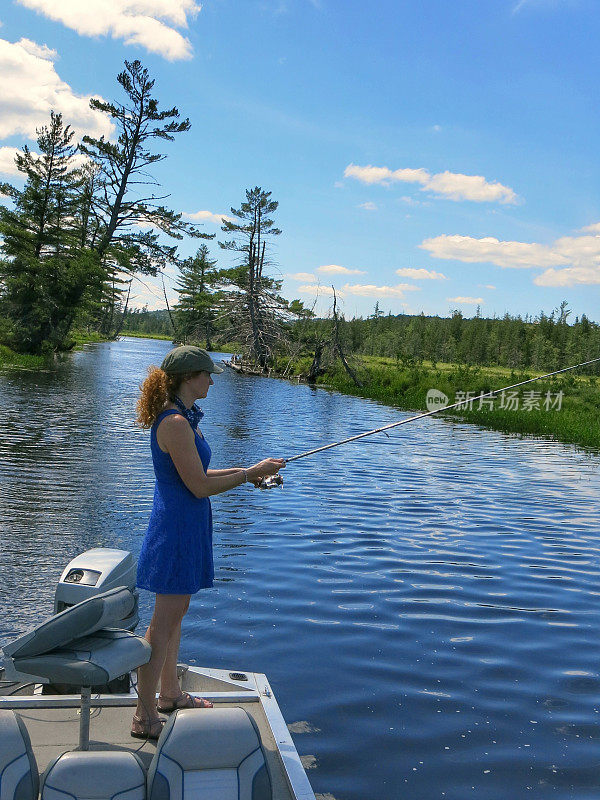 女性30岁在船上捕鱼，阿迪朗达克州立公园，纽约