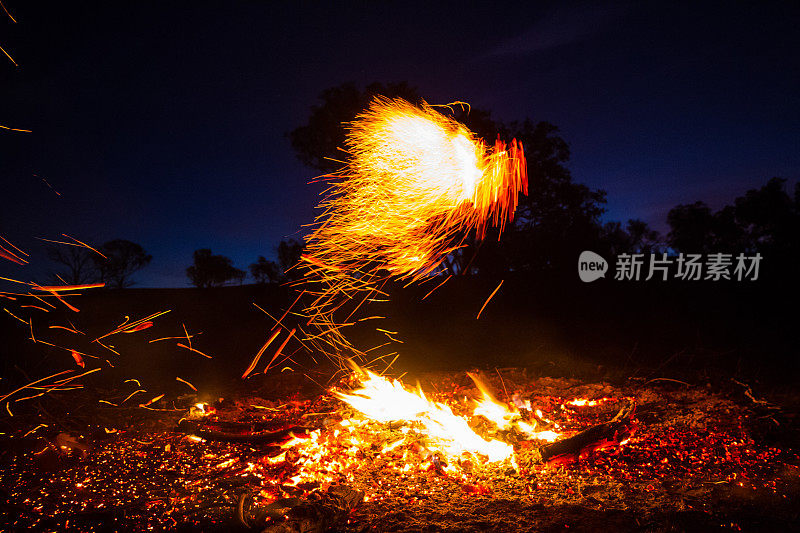 一个橙色的火球悬浮在篝火的顶部