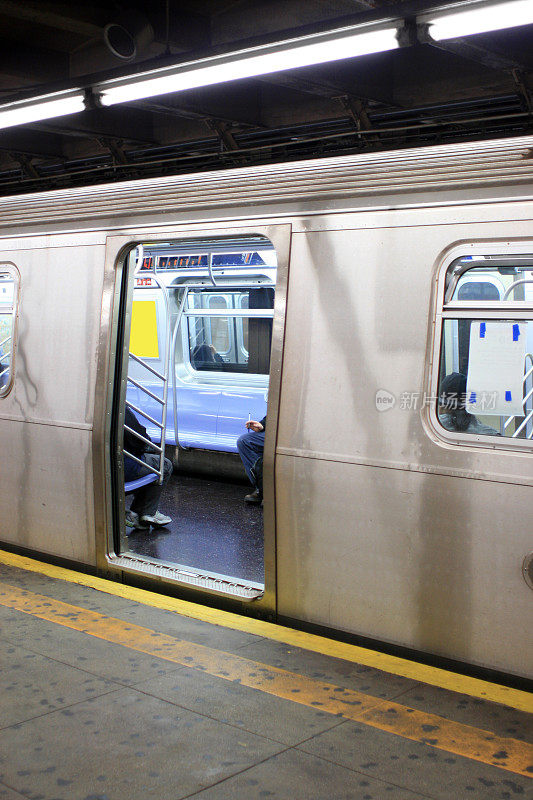 N列火车停在纽约布鲁克林的59街站