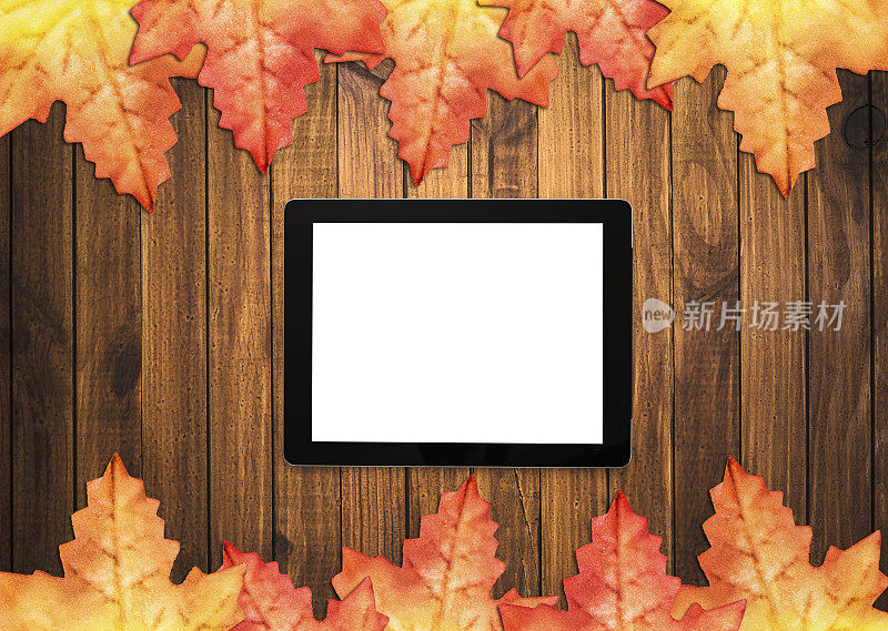 秋季背景上的木板与数字平板