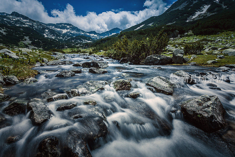 河在山