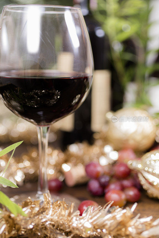假期:葡萄酒,眼镜。户外餐桌。葡萄,瓶子。圣诞晚会。