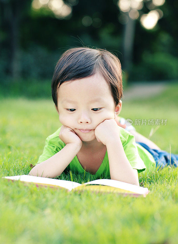孩子们在草地上看书