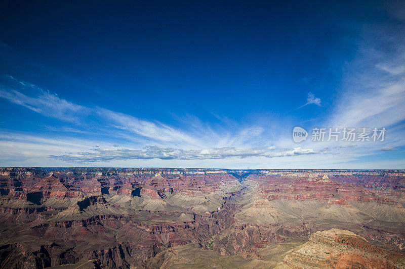 壮丽的大峡谷北缘在亚利桑那州，以蓝色的天空为背景。