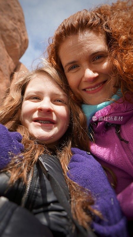 母亲女儿女性低角度，徒步拱门hoodoo，犹他州