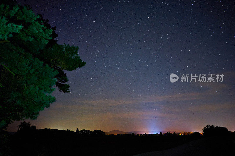 夜空与山脉