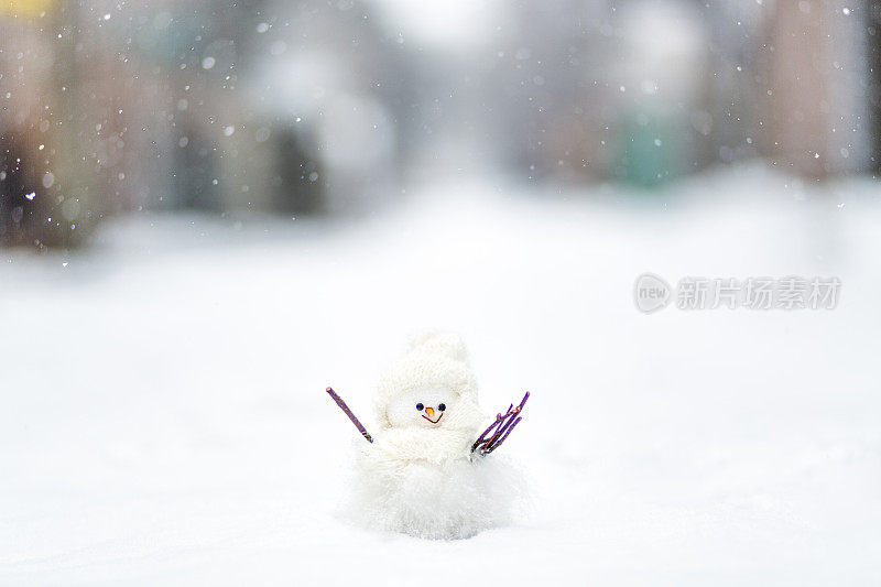 雪中的雪人雕像