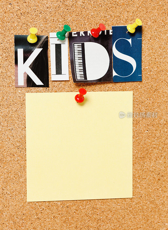 剪贴字母加上空白便条的单词“孩子”的木板