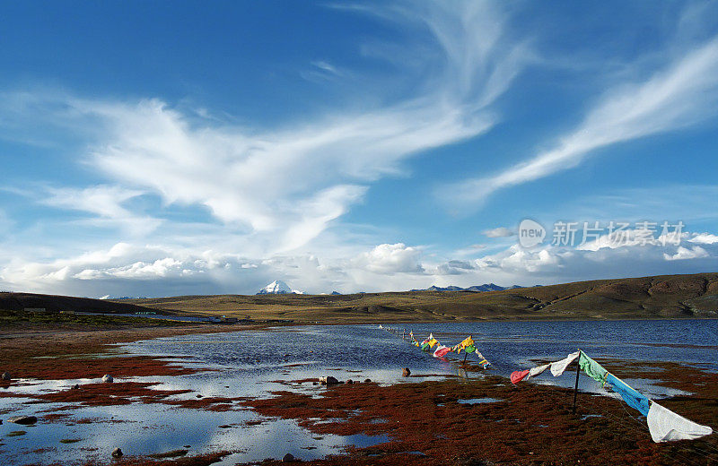在西藏西部的圣湖玛旁雍错湖畔。