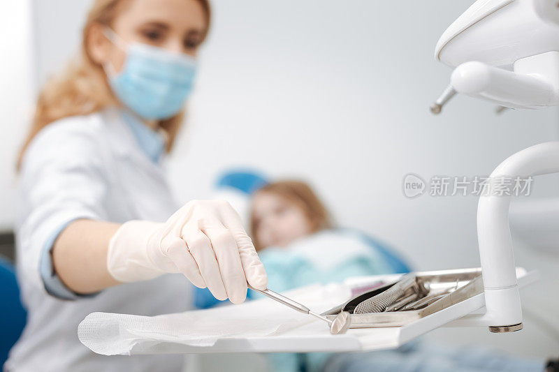 杰出谨慎的牙医使用无菌设备