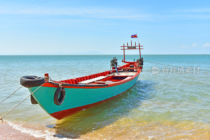 柬埔寨海滩上的小船。