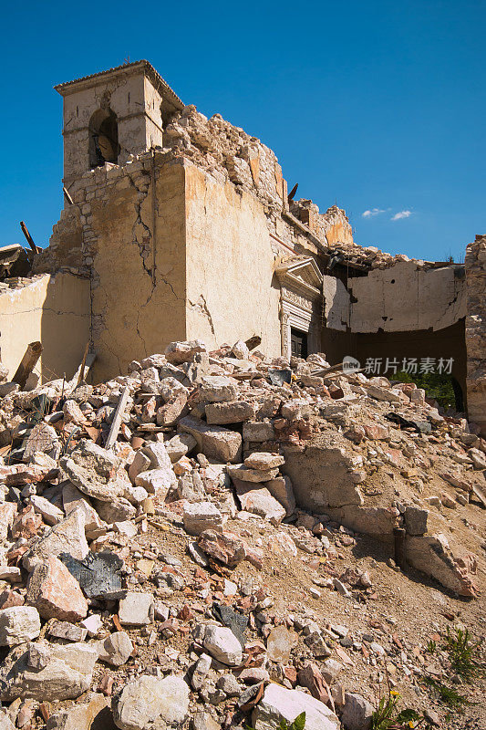 维索教堂的钟楼被可怕的地震摧毁