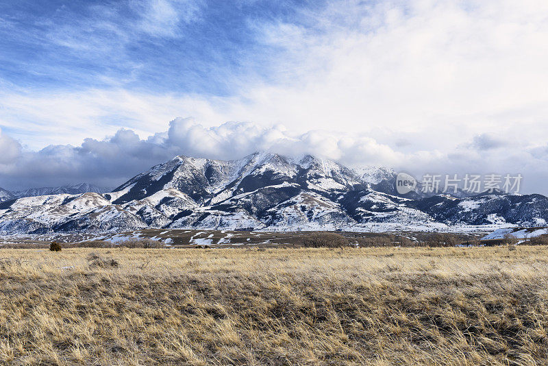 冬季蒙大拿山脉上空的戏剧性云彩