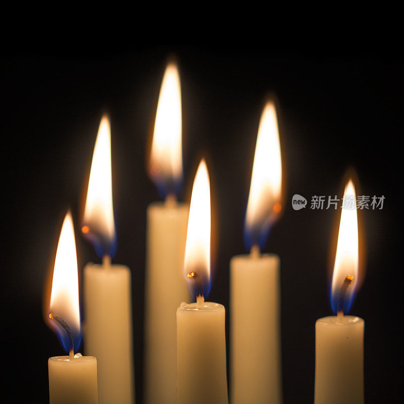 六支燃烧的蜡烛，在黑色背景下，选中