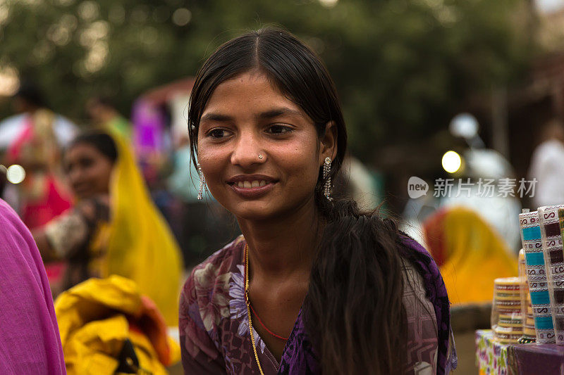 印度乌代普尔市集上的印度小女孩