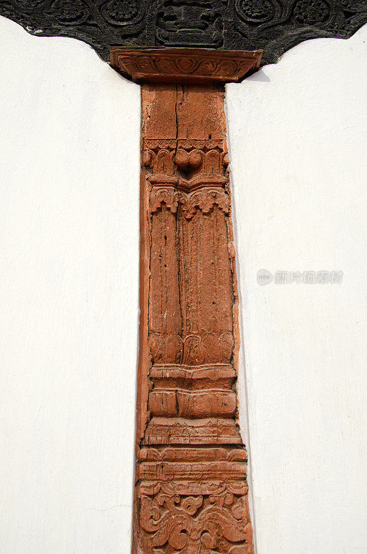 尼泊尔加德满都墙上的历史木雕装饰