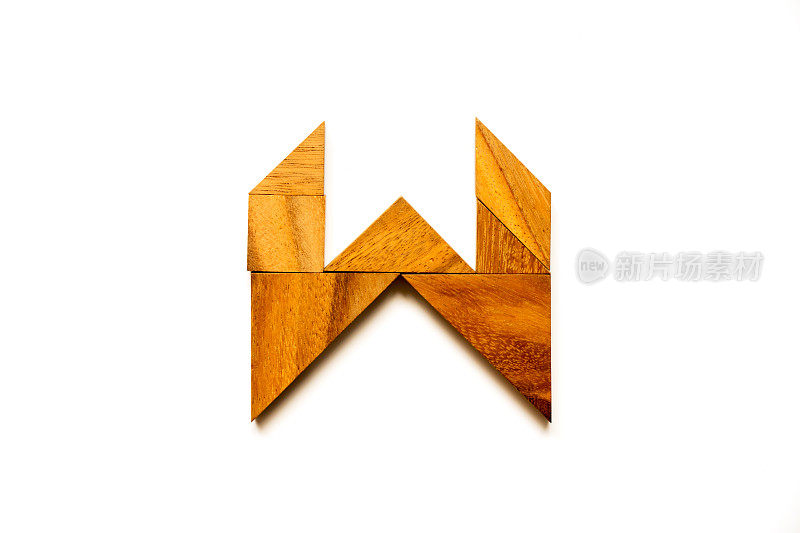 木制七字谜作为英语字母'W'形状的白色背景