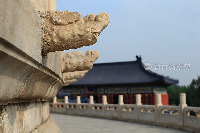 龙的头排水管从一个石头阳台。摄于中国著名景点北京天坛。