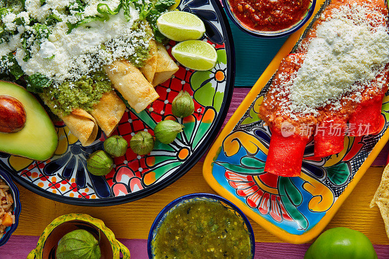 绿色和红色的墨西哥玉米卷配墨西哥酱汁