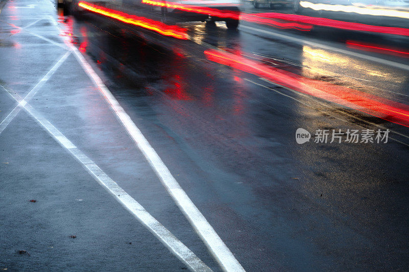 城市，雨中的城市，雨，交通，模糊运动，停止，街道，驾驶，汽车，速度，尾灯，城市生活，摄影，交通，城市景观，黄昏，红色，紧急，潮湿，城市街道，陆地车辆，