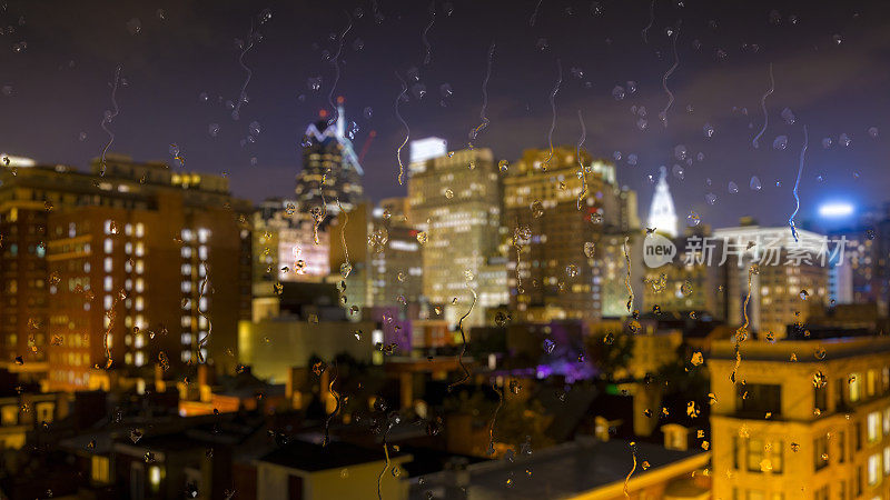雨在费城透过玻璃窗的效果