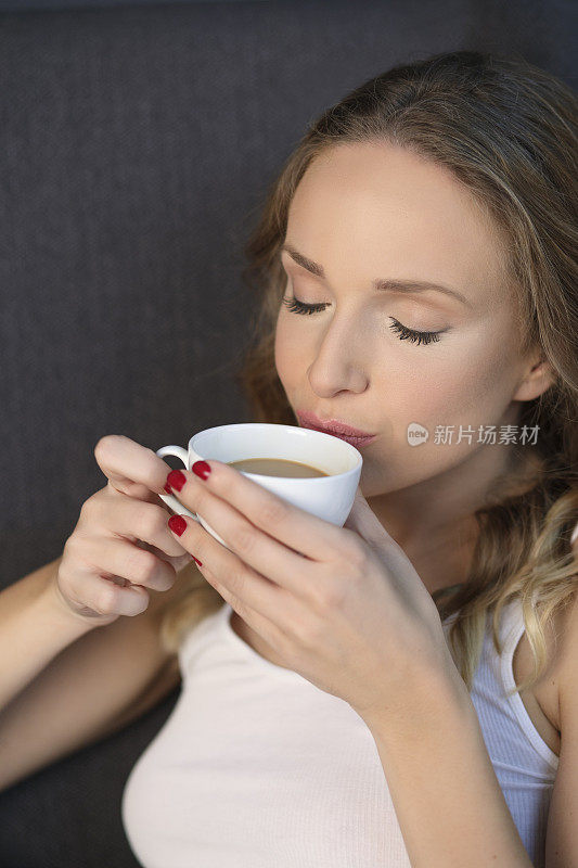 年轻女子饮茶休闲的生活方式