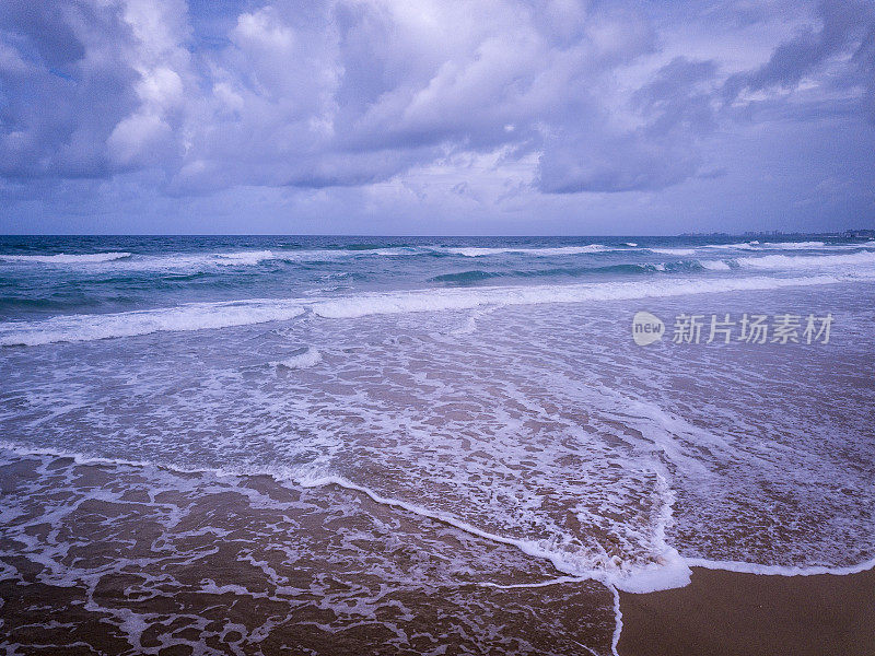 沿海岸的海浪鸟瞰图