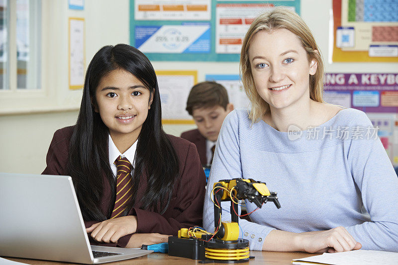 教师与女学生在科学课上学习机器人的肖像