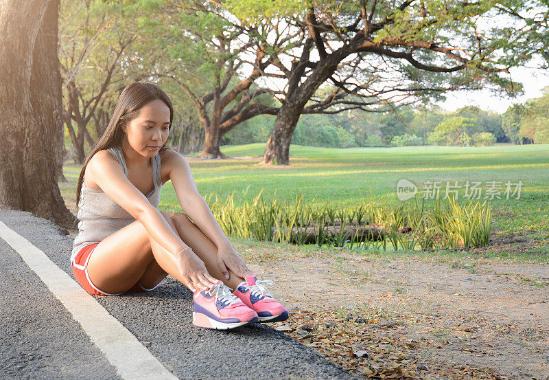 美丽的亚洲女人在公园锻炼。