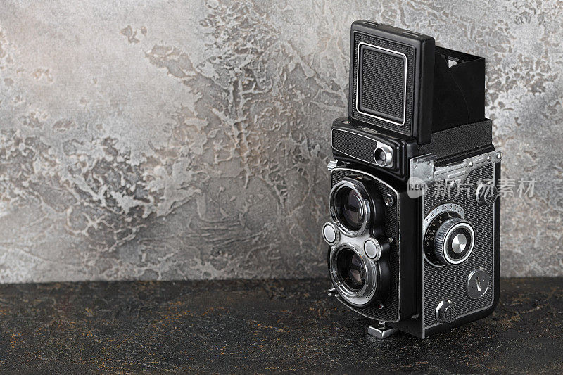 旧中格式胶片TLR相机在水泥背景。