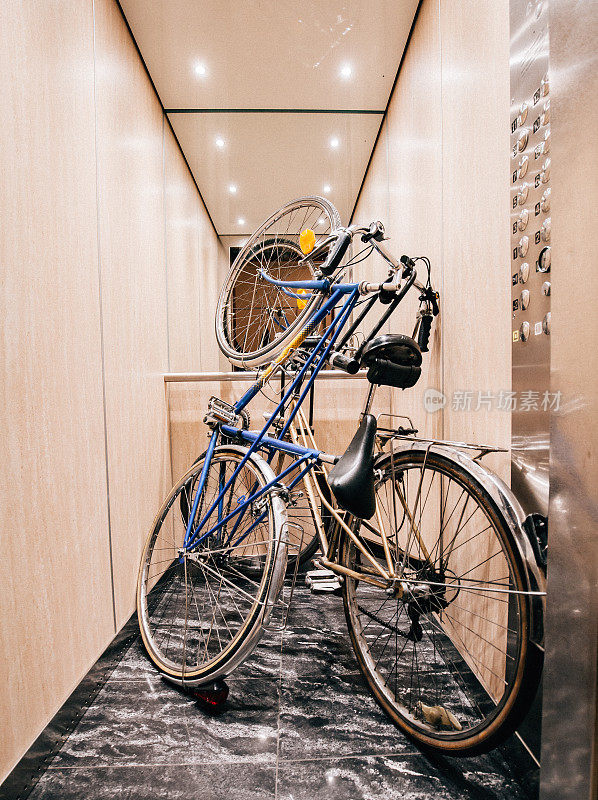 自行车在电梯里
