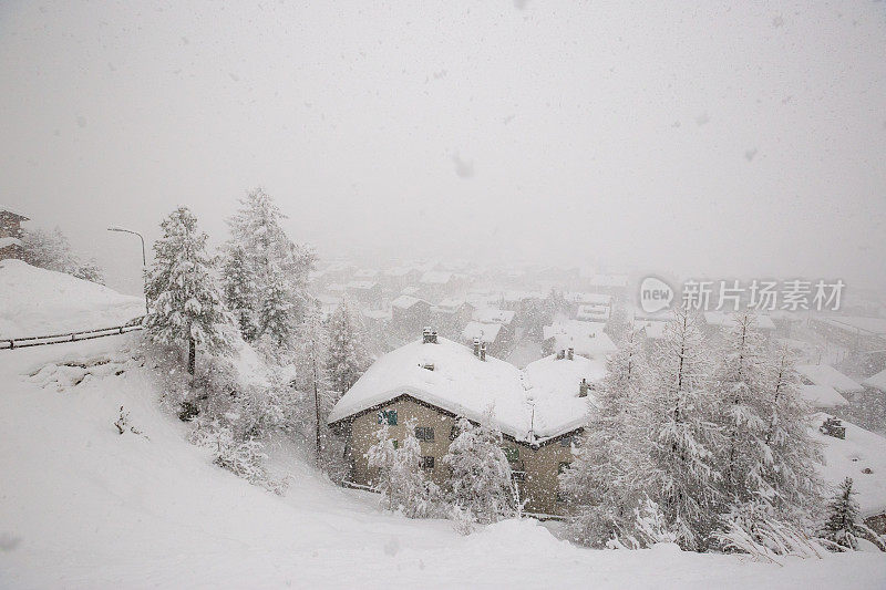 泽马特村在一场暴风雪中被大雪封住了