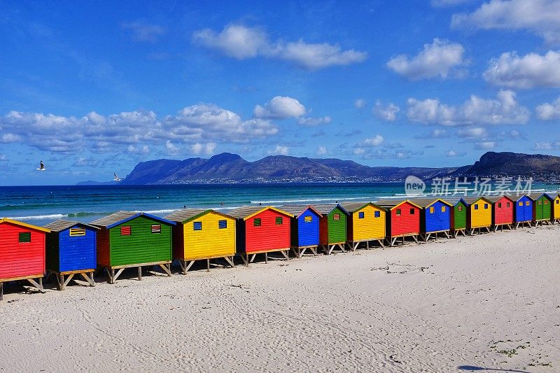 在南非开普敦附近的Muizenberg色彩斑斓的维多利亚海滩小屋