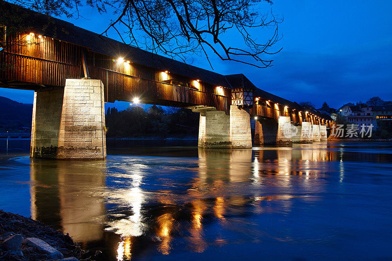 晚上的木桥在坏Säckingen，德国