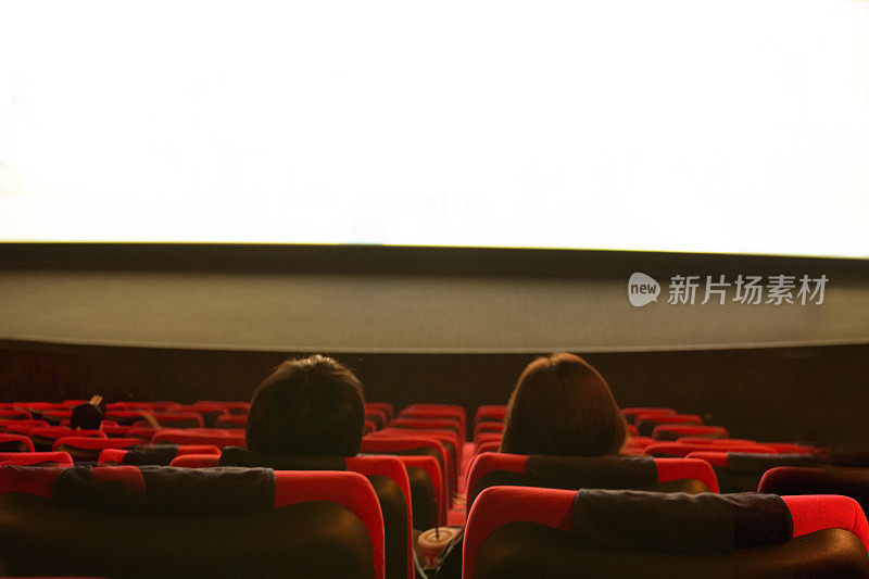 快乐的夫妇看电影在电影院-过程噪音效果