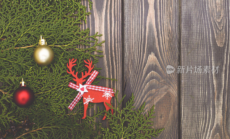 木质背景和古董圣诞树玩具。传统的圣诞贺卡
