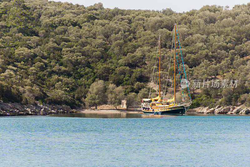 在土耳其穆格拉的波德鲁姆湾，传统的木制帆船古莱特船在蓝色之旅中航行