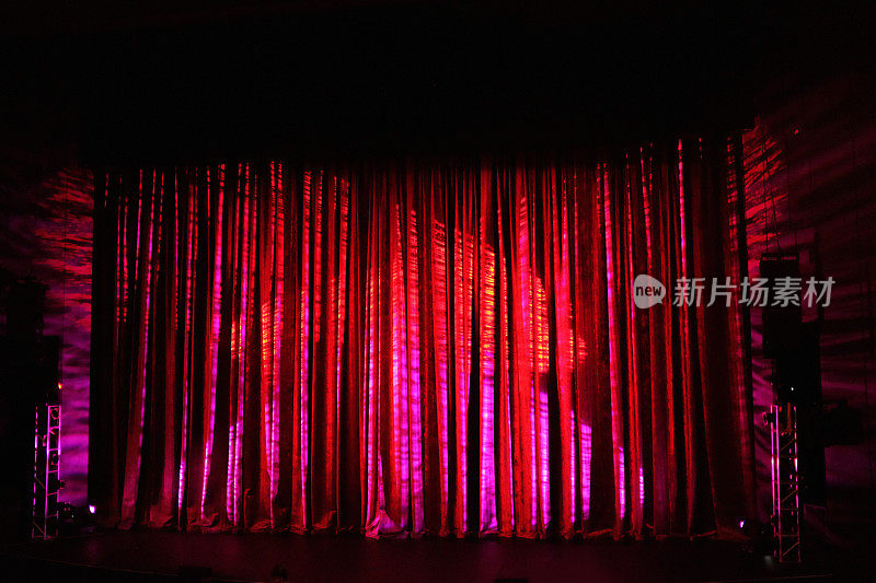 紧闭的舞台幕布以明亮的灯光作为背景