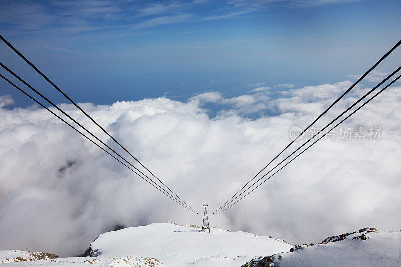 头顶上的缆车在一座雪山上