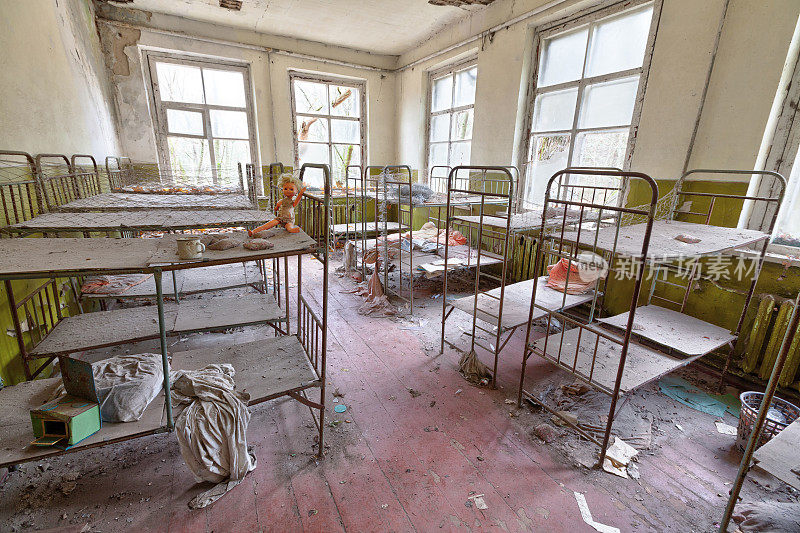 切尔诺贝利幼儿园废墟中的房间。
