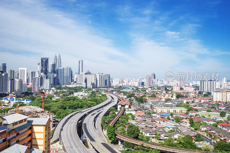 云中的高架公路穿越现代城市