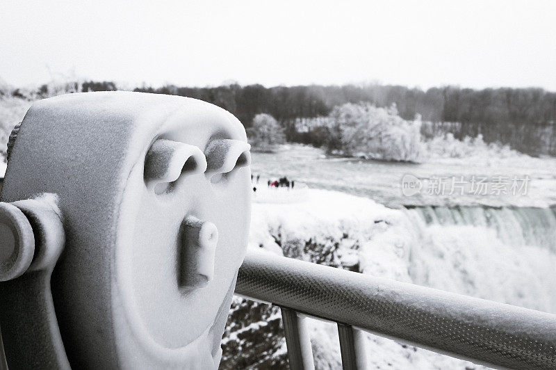 一个被冰覆盖的塔观众在瀑布的漂白图像