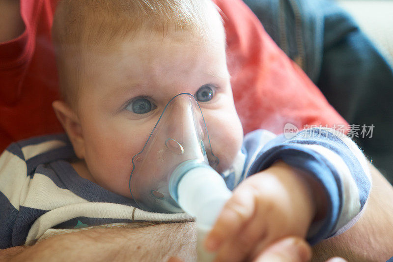 喷雾器治疗患病婴儿